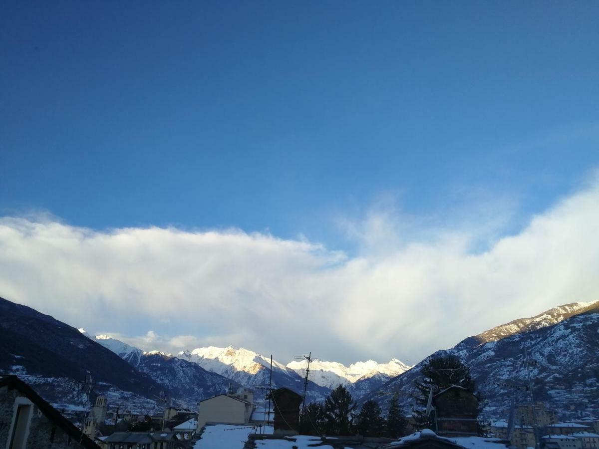 Appartamento Nel Centro Storico Di Aosta Con Vista Sui Ghiacciai Bagian luar foto