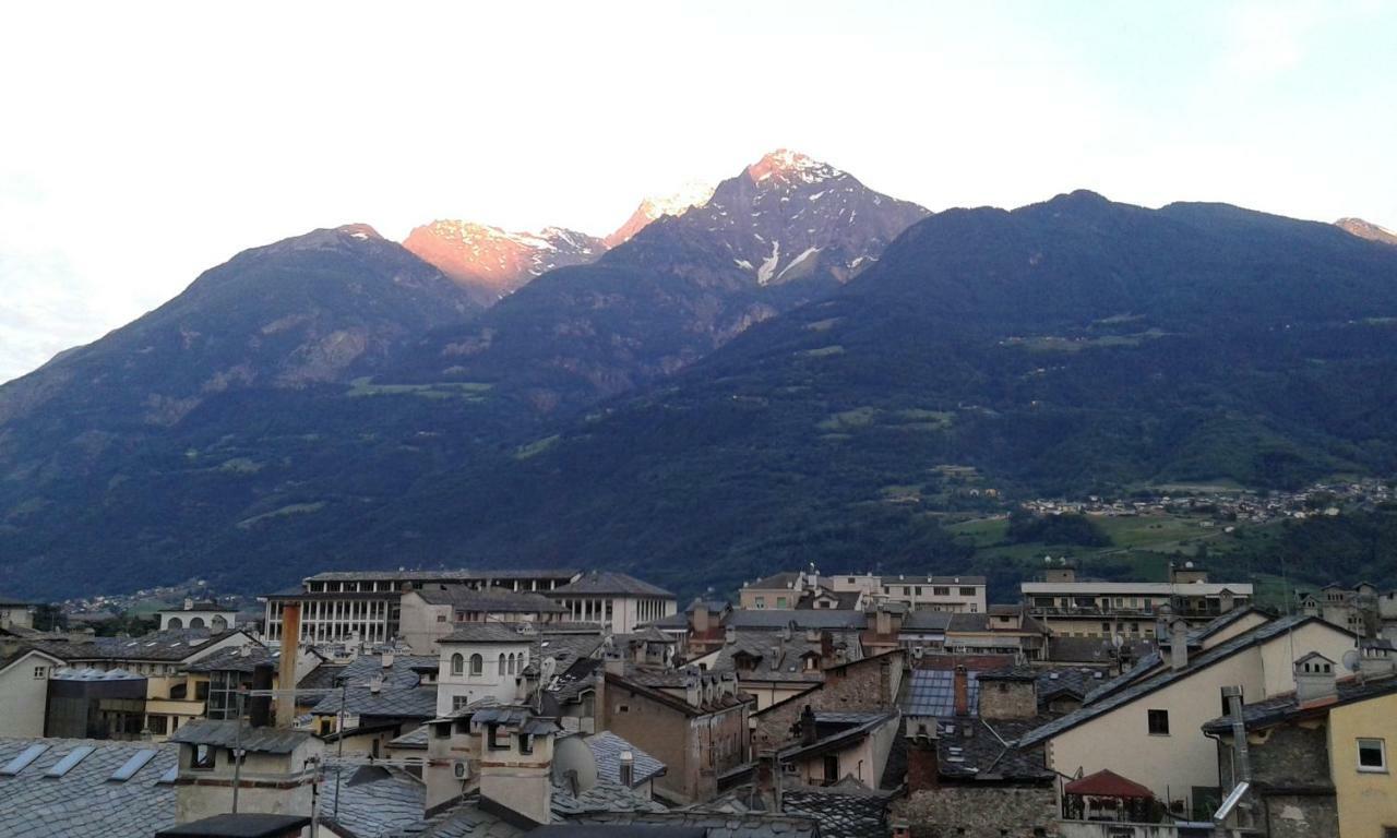 Appartamento Nel Centro Storico Di Aosta Con Vista Sui Ghiacciai Bagian luar foto