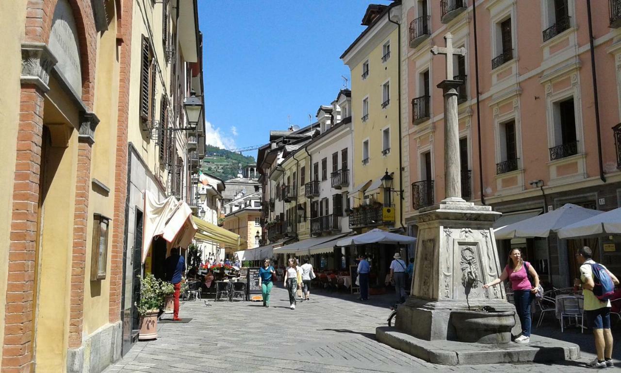 Appartamento Nel Centro Storico Di Aosta Con Vista Sui Ghiacciai Bagian luar foto